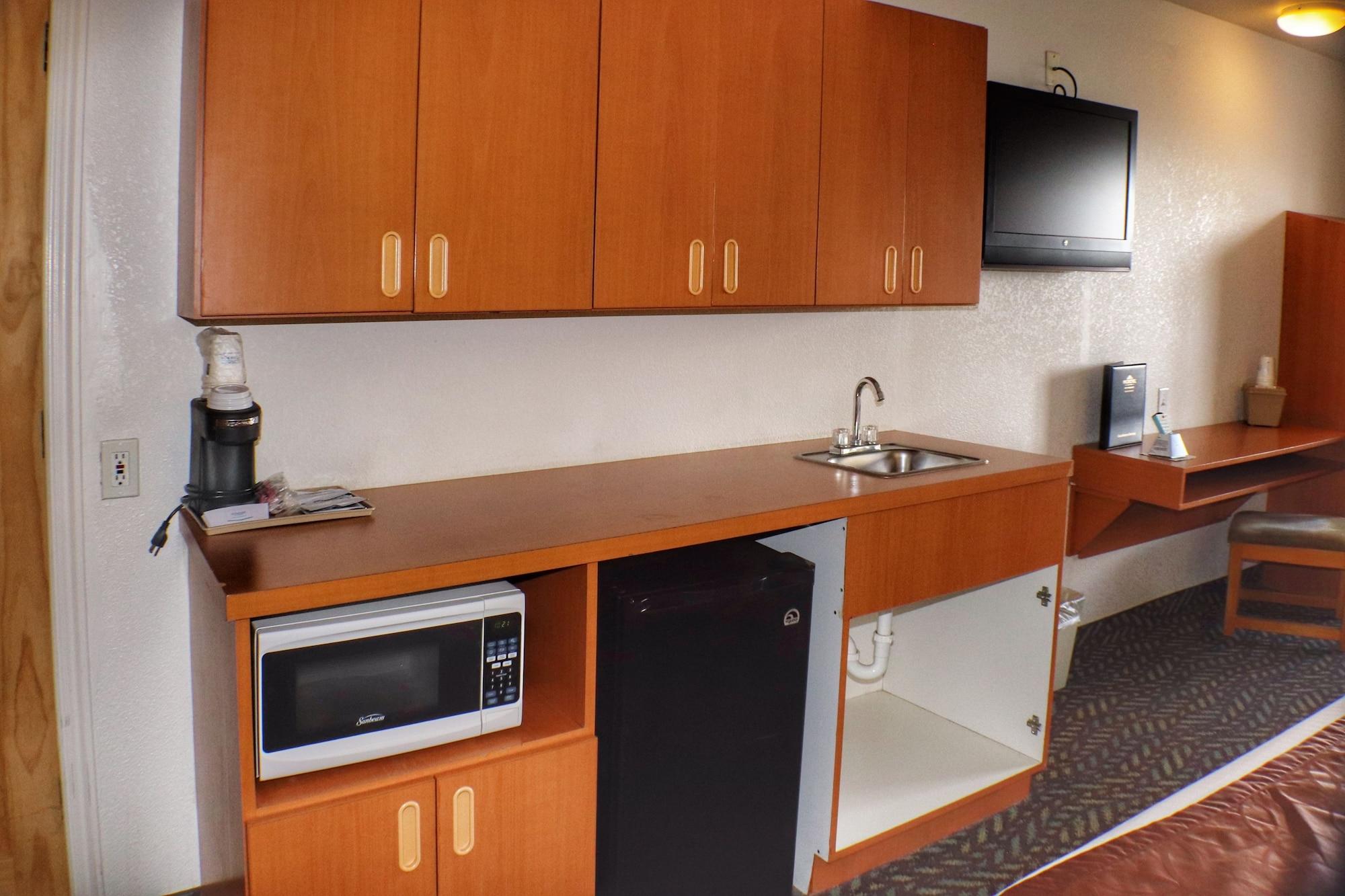 Hotel Microtel & By Wyndham Salt Airport 2*