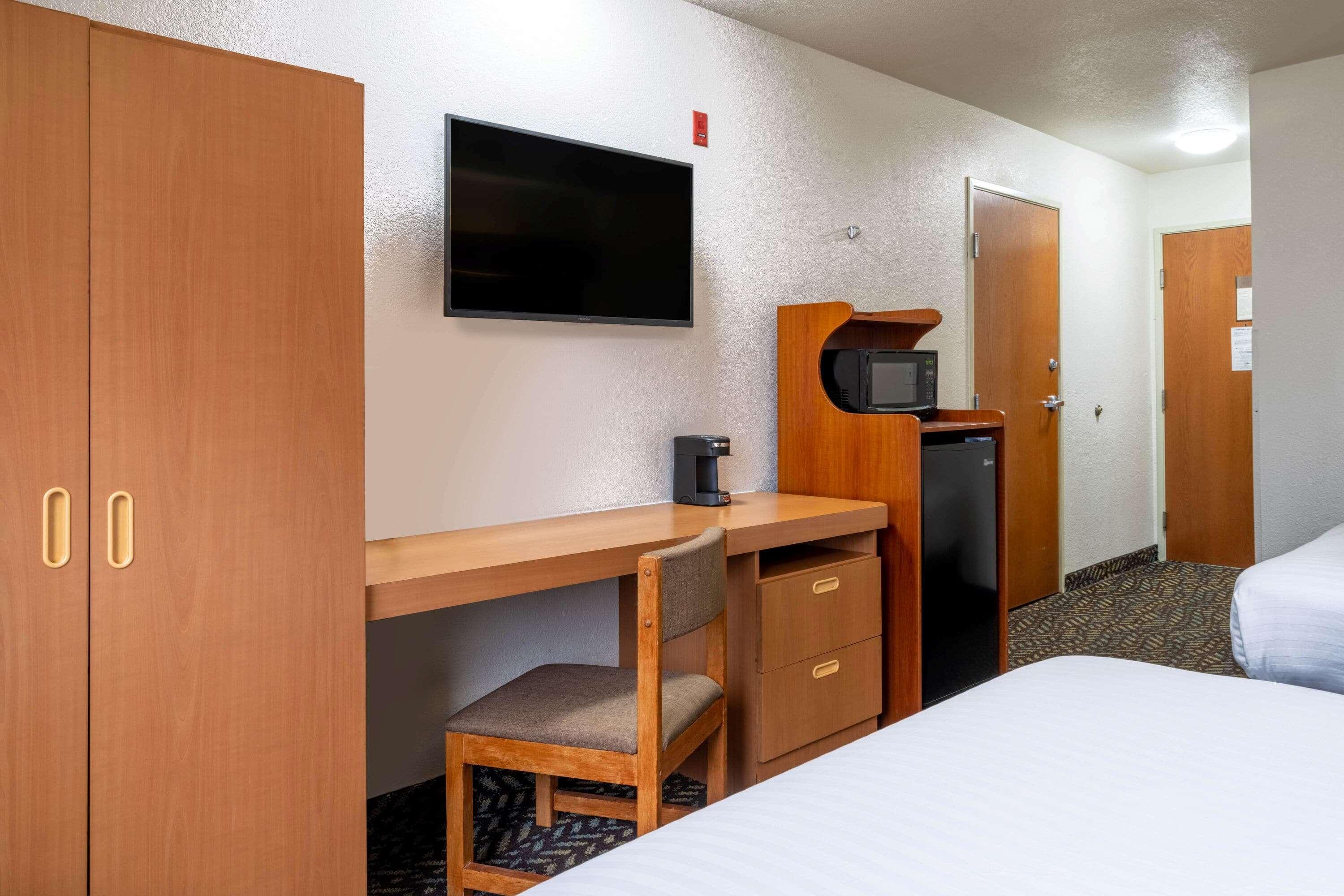 Hotel Microtel & By Wyndham Salt Airport